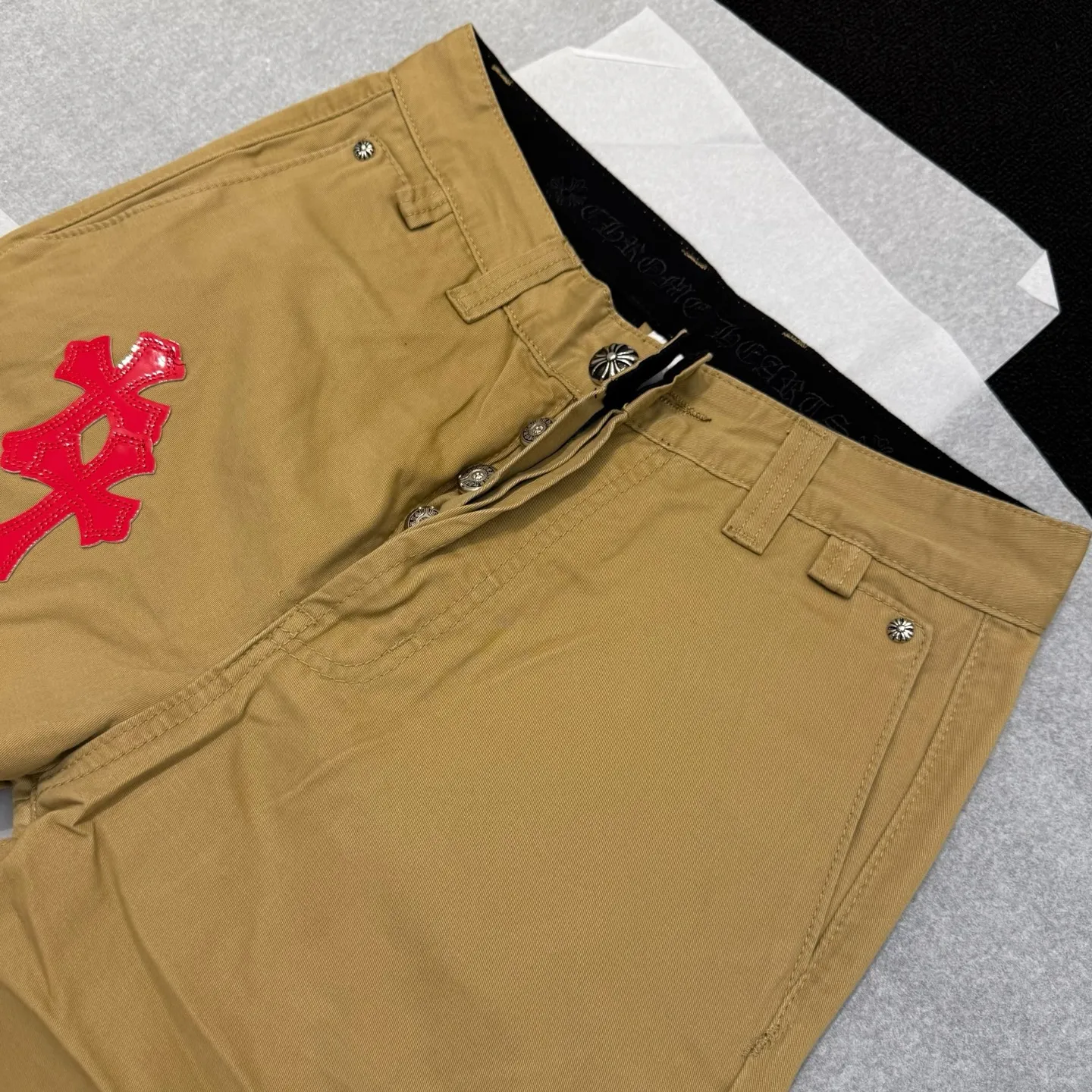 P280 Style number: D373 Chrome hearts Chrome hearts khaki stitching red leather bootcut jeans, truly restoring the ultimate vintage texture Size: 28, 30, 32, 34, 36 (S-XXL) Color: khaki stitching Size reference # 28 pants length 100 waist circumference 72 30 pants length 102 waist circumference 76 32 pants length 104 waist circumference 80 34 pants length 106 waist circumference 84 36 pants length 108 waist circumference 88